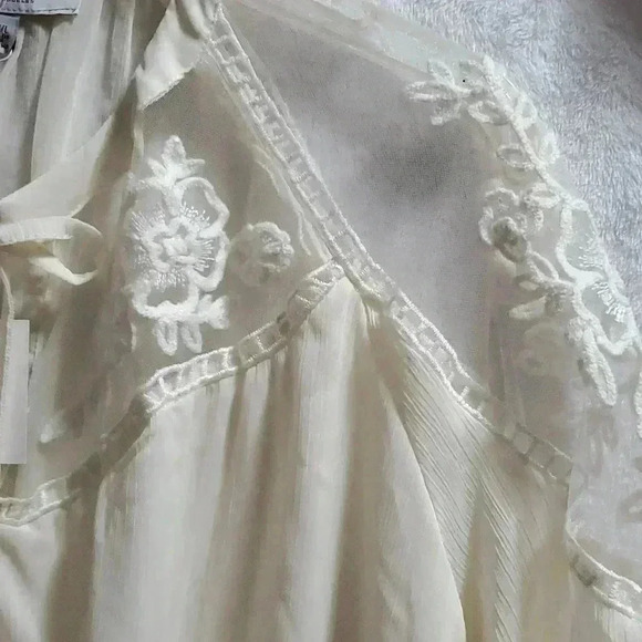 Ivory lace blouse - Picture 4 of 9